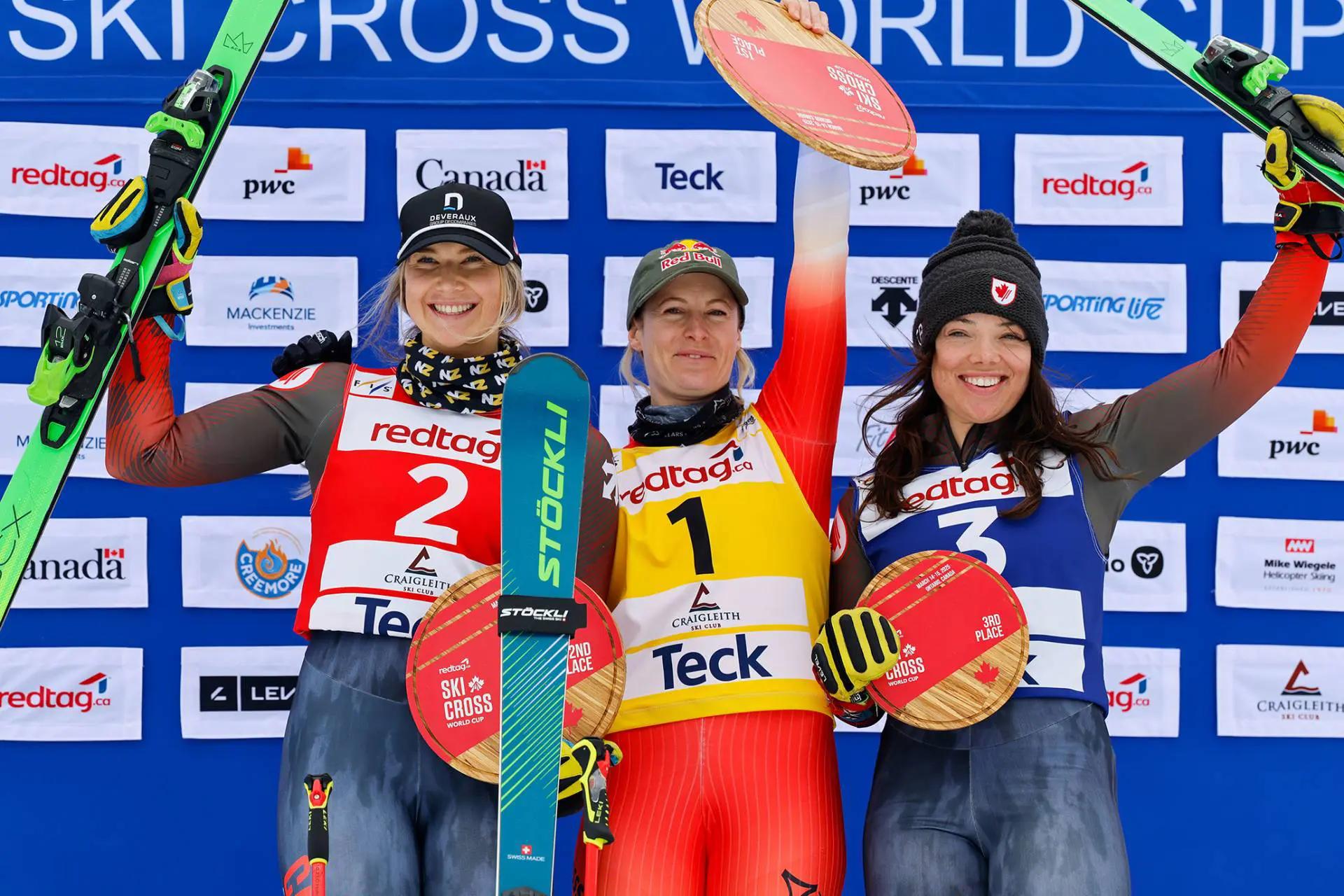 The 3 womens winners stand together at the podium