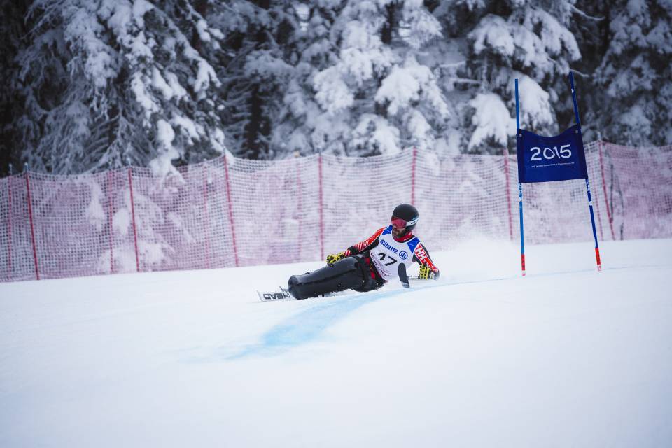 L'athlète para-alpin Kurt Oatway en course